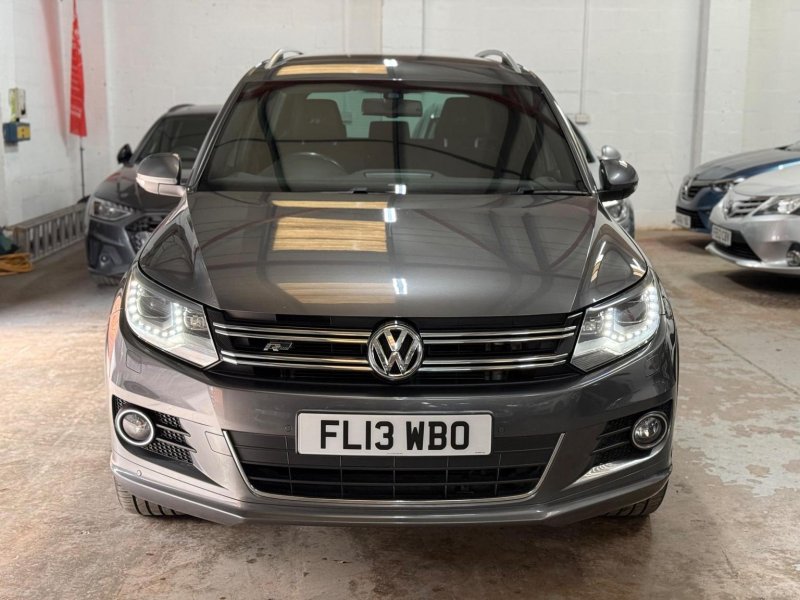 View VOLKSWAGEN TIGUAN 2.0 TDI BlueMotion Tech R-Line 4WD Euro 5 (s/s) 5dr
